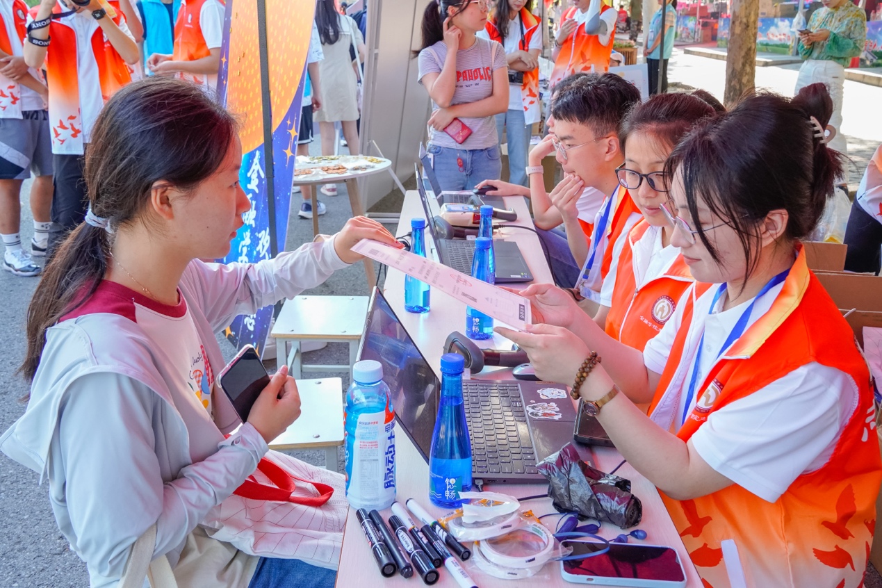 图片包含 人, 桌子, 女人, 一群描述已自动生成